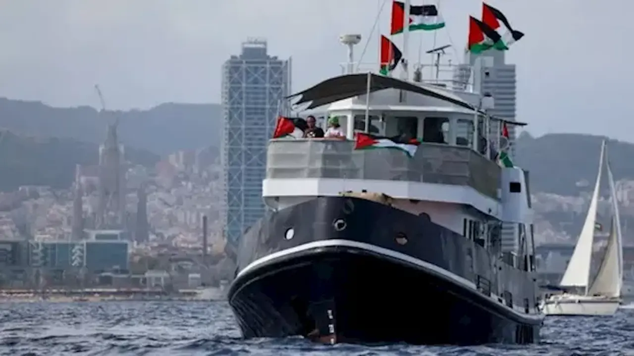 قوات الاحتلال تقتحم سفينة “عكا” التابعة لأسطول الصمود العالمي في عرض البحر